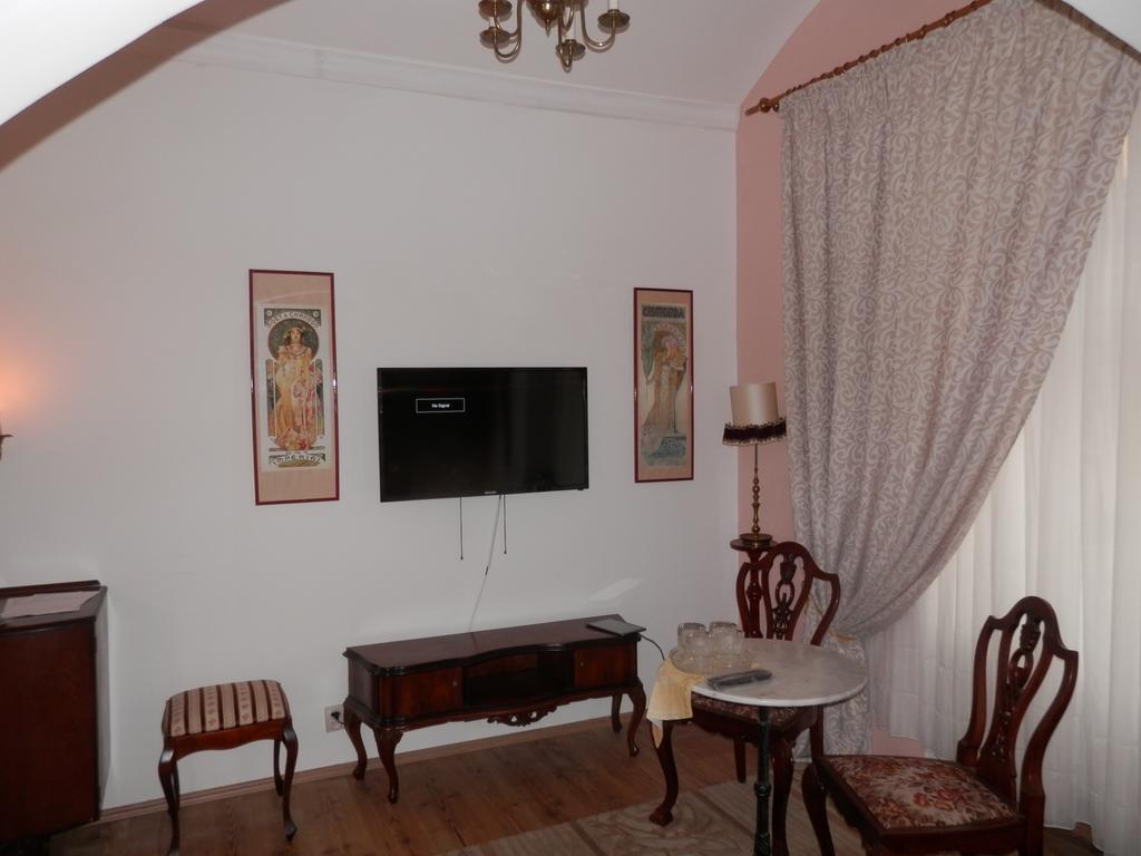 Apartment Antique In