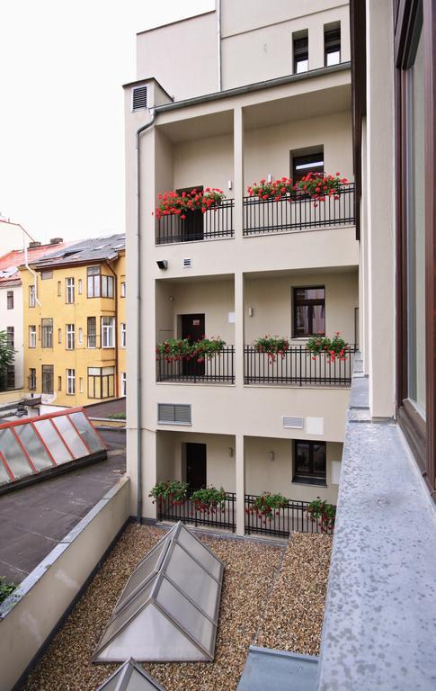 Pure White Prag