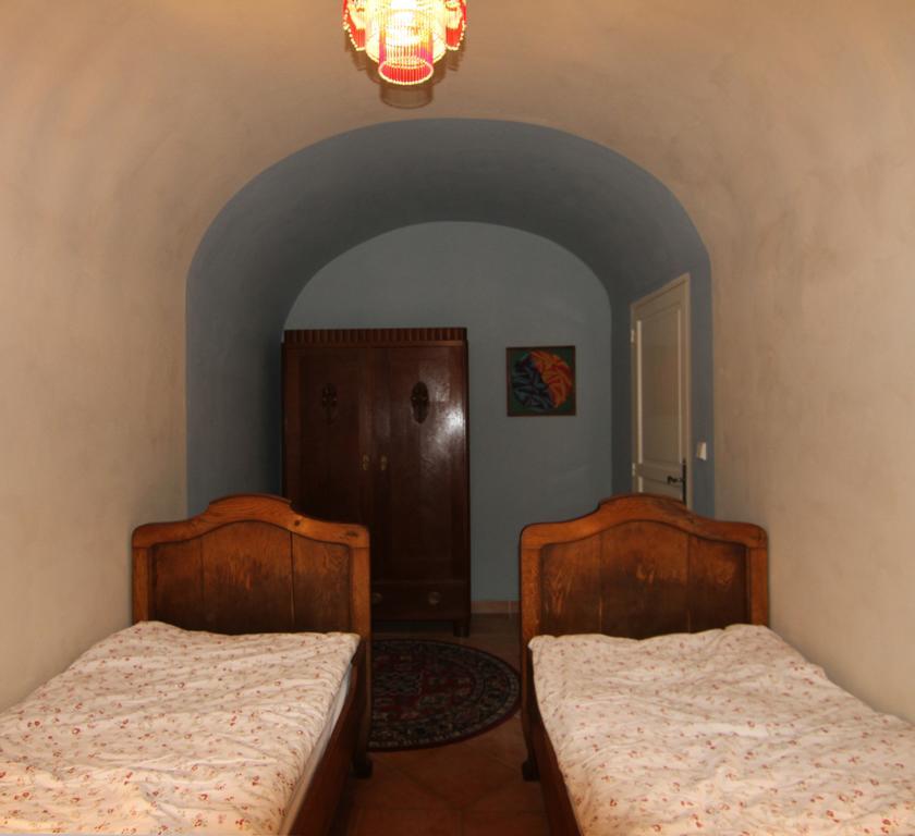 Apartment Vlasska House At The 3 Swallows Prague