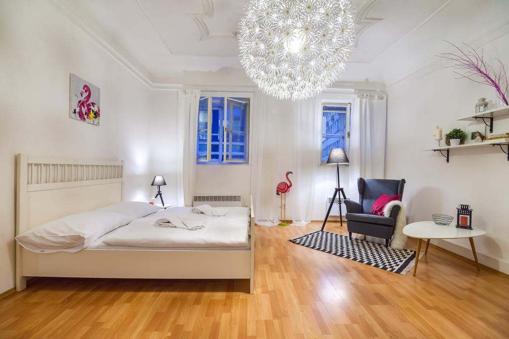 Apartment White & Woody Quadrio Apartments *