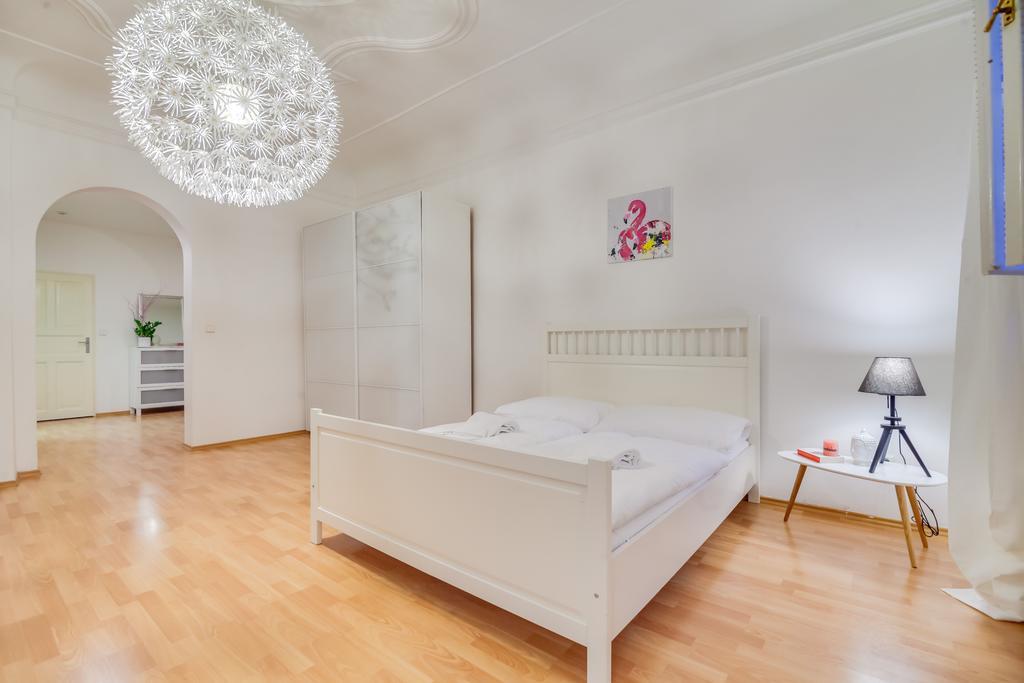 Apartment White & Woody Quadrio Apartments Prag