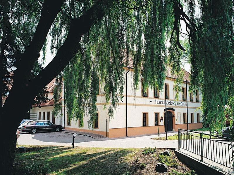 Hotel Selsky Dvur - Bohemian Village Courtyard Prague
