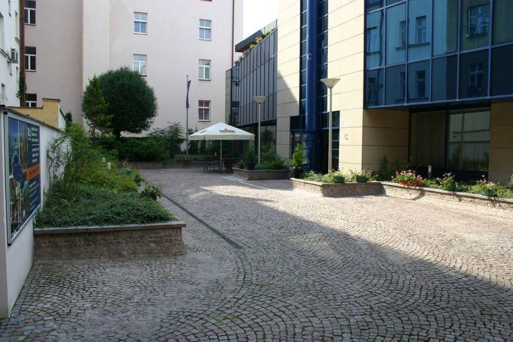 Ea Crystal Palace Hotel 4*