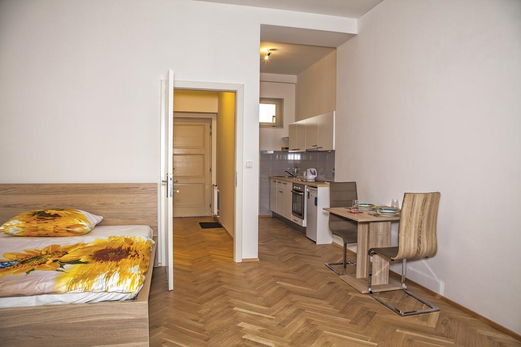 Apartment Beautiful Central Thamova Prague