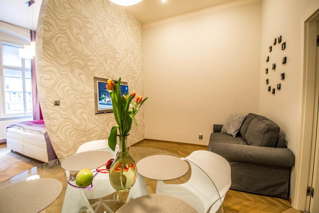 Bourgeois In Cultural Heritage Building By Ruterra Praga