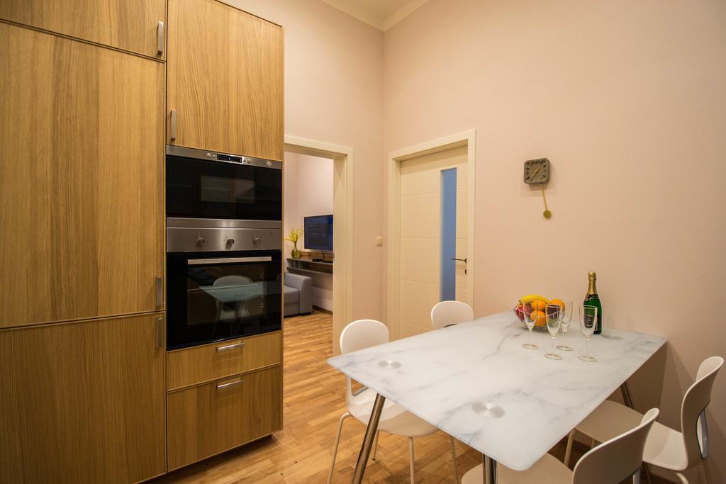 Bourgeois In Cultural Heritage Building By Ruterra Apartamento Praga