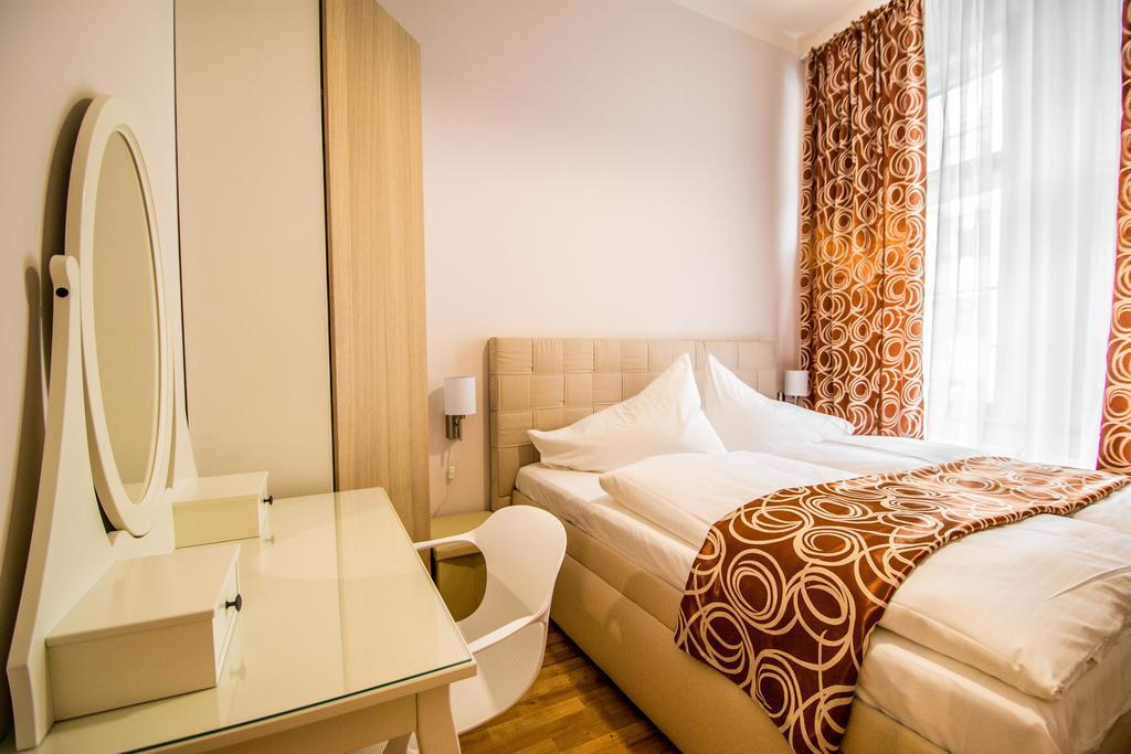 Apartamento Bourgeois In Cultural Heritage Building By Ruterra Praga