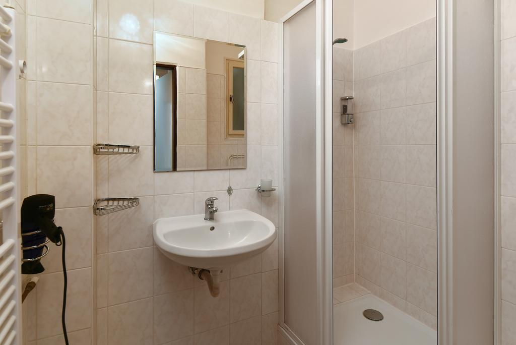 Hollarovo Namesti Apartment *