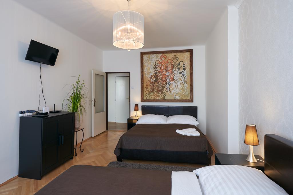 Hollarovo Namesti Apartment