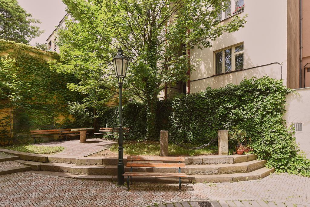 Hollarovo Namesti Apartment