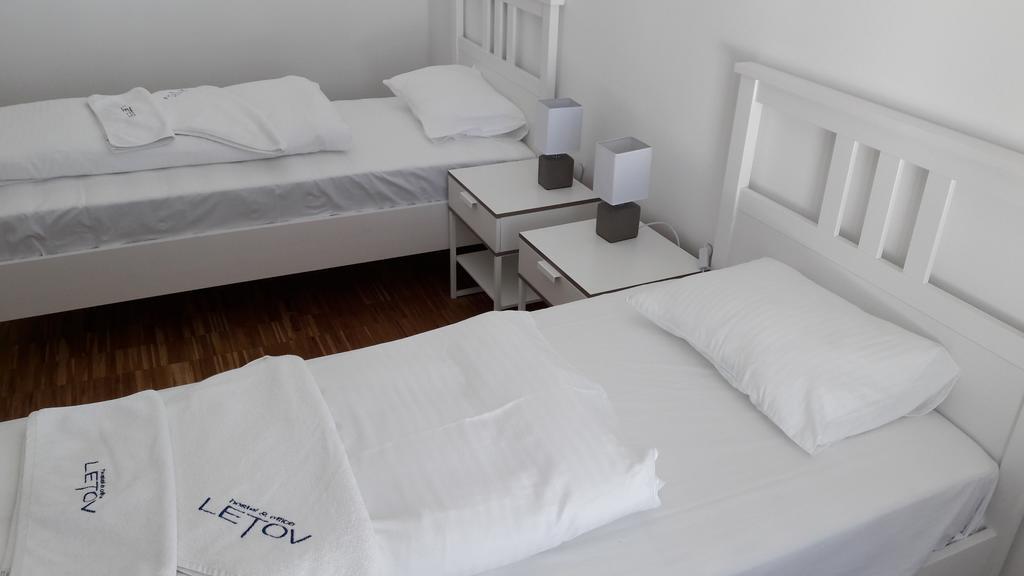 Hostel & Letov *