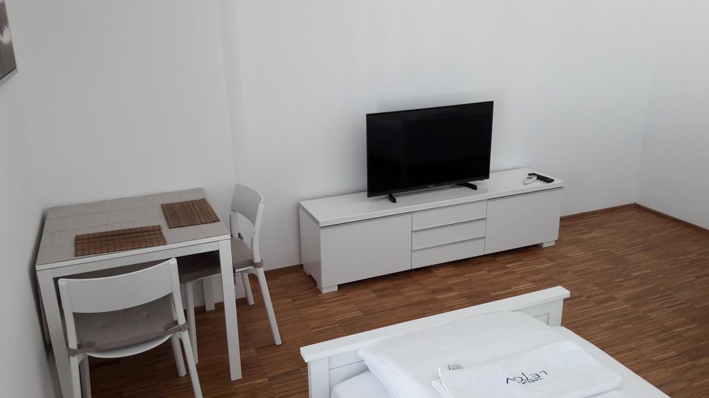 Hostel & Letov *