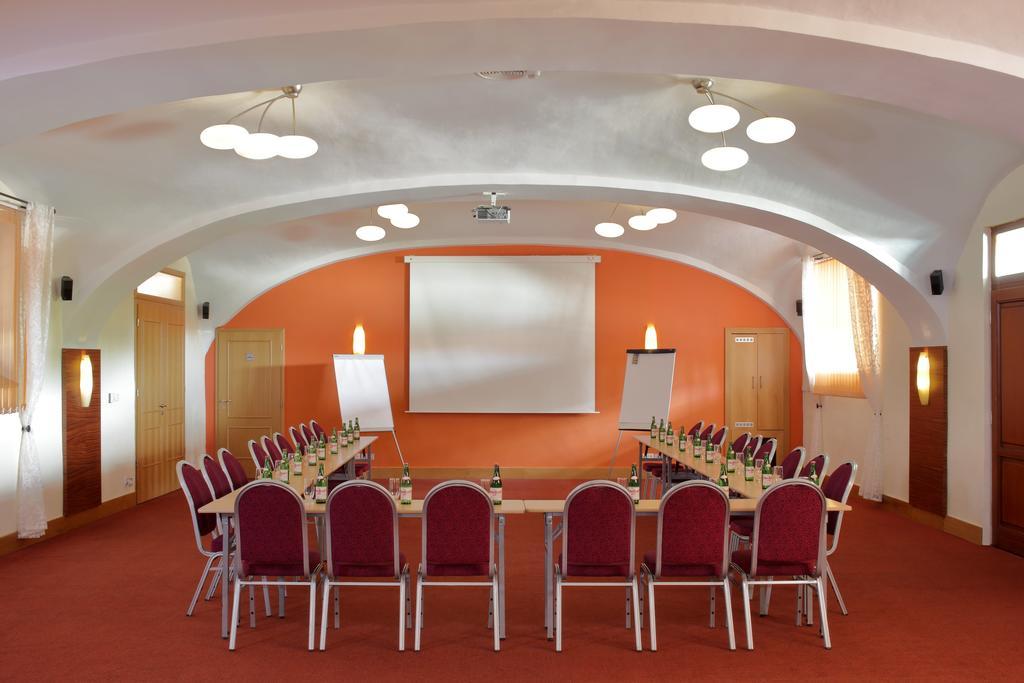 Chvalska Tvrz Otel 3*