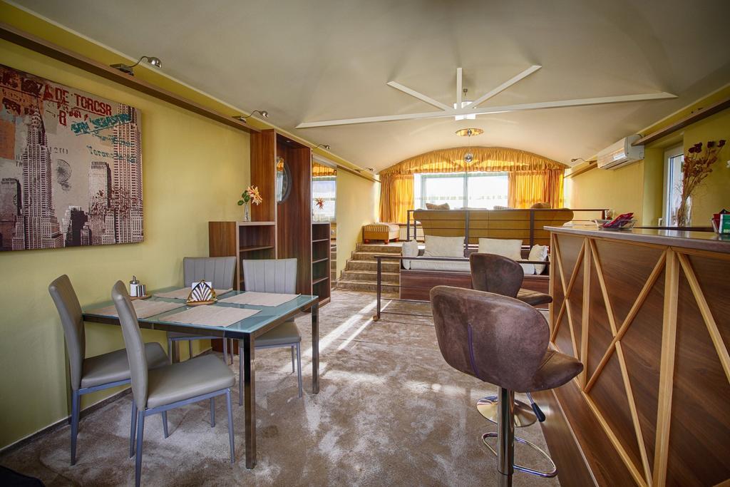 Panoramic With Roof Terrace With Jacuzzi Prague