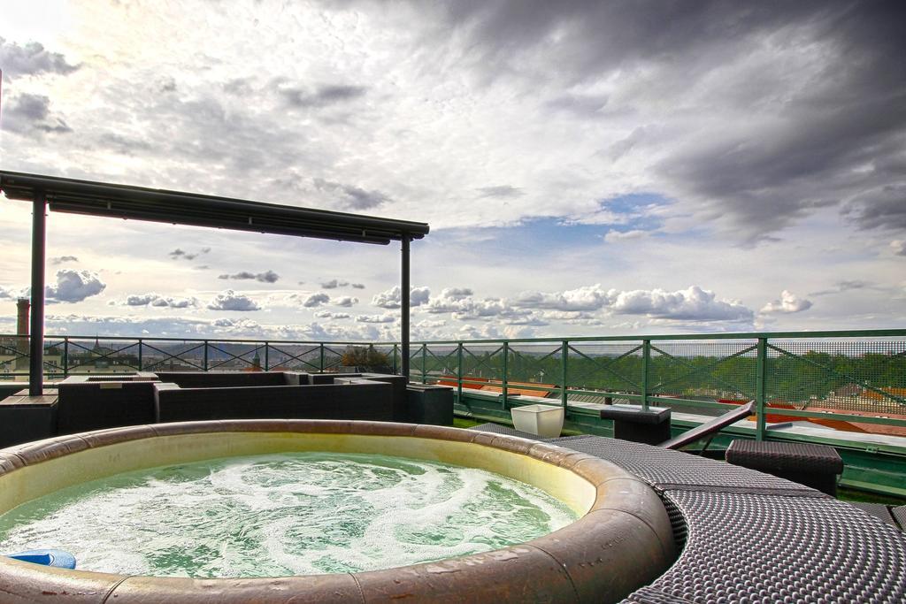 Panoramic With Roof Terrace With Jacuzzi Apartment Prague