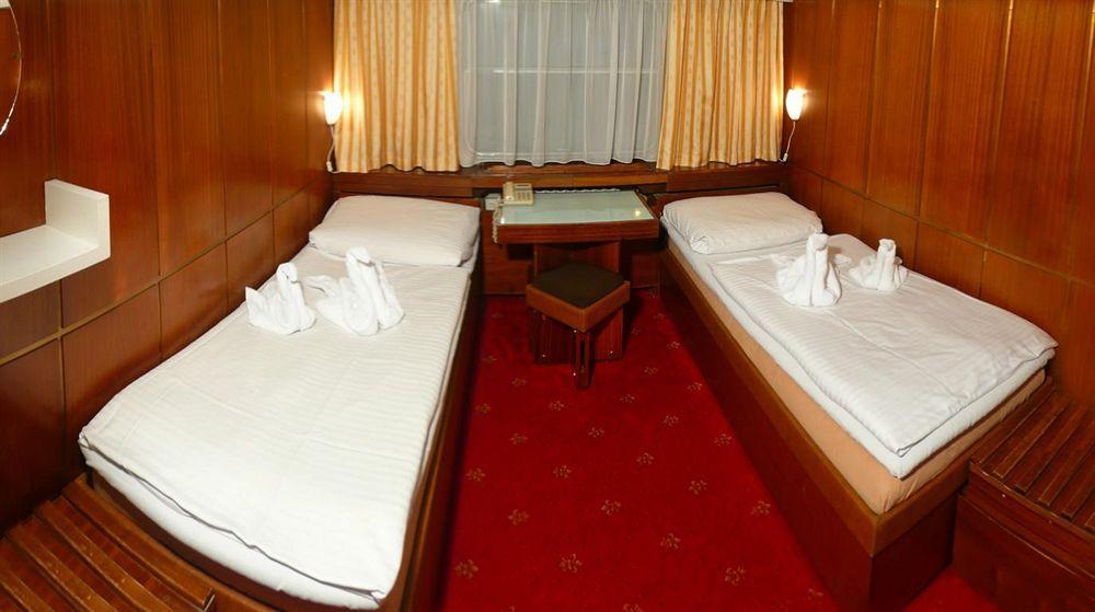 Albatros Botel