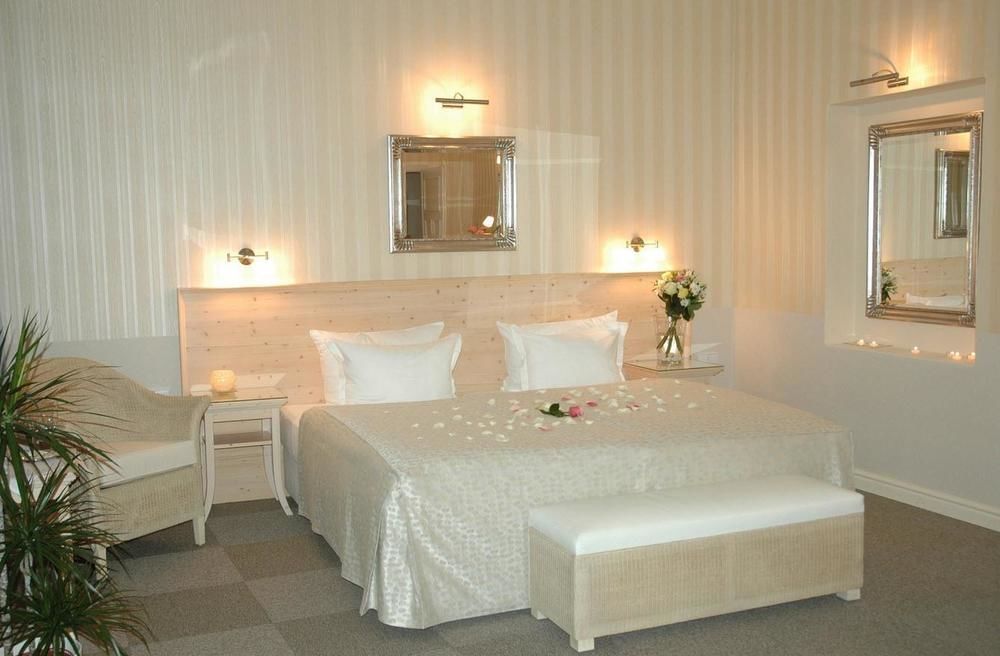 Unitas 4*