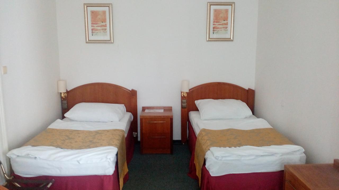 Hotel City *