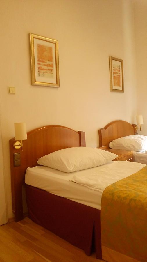 City Hotel *