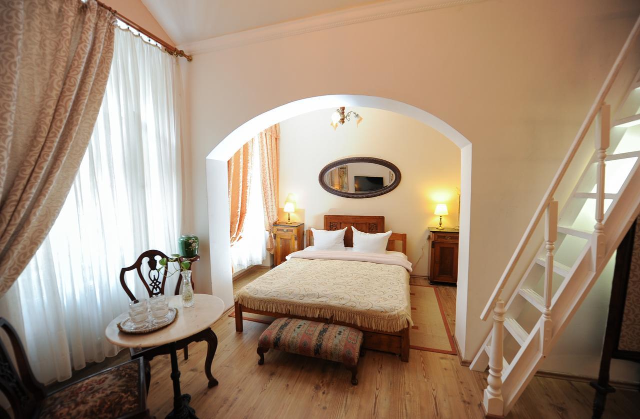 Apartment Antique In