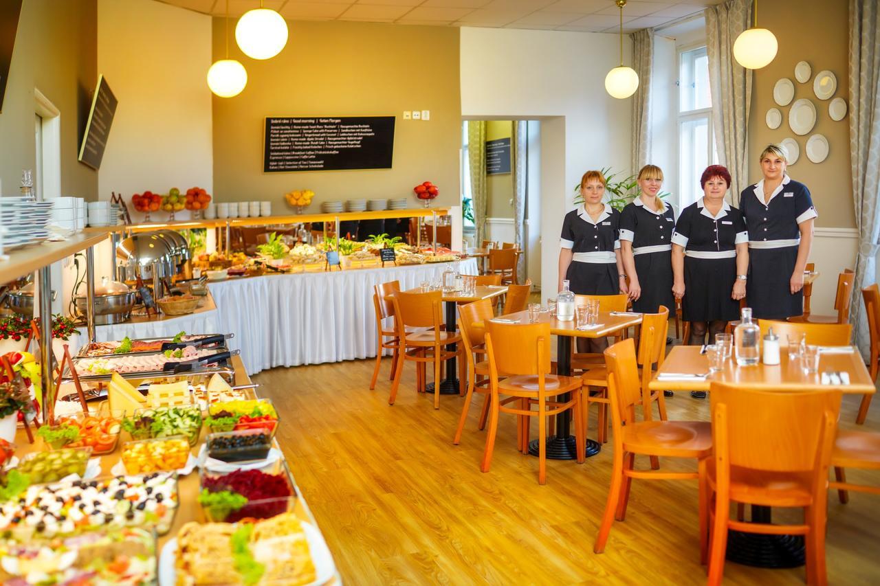 Travellers Hostel *