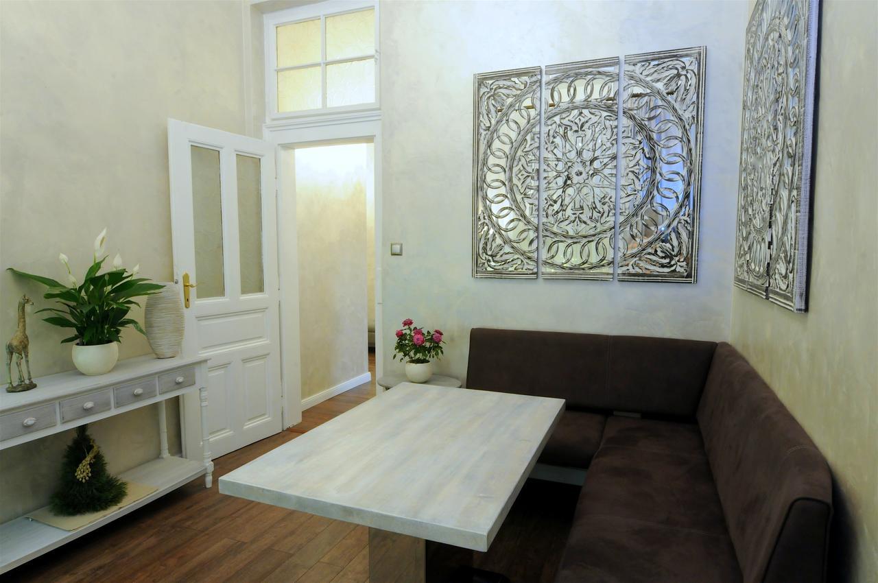 Luxury Versace Apartment Prague
