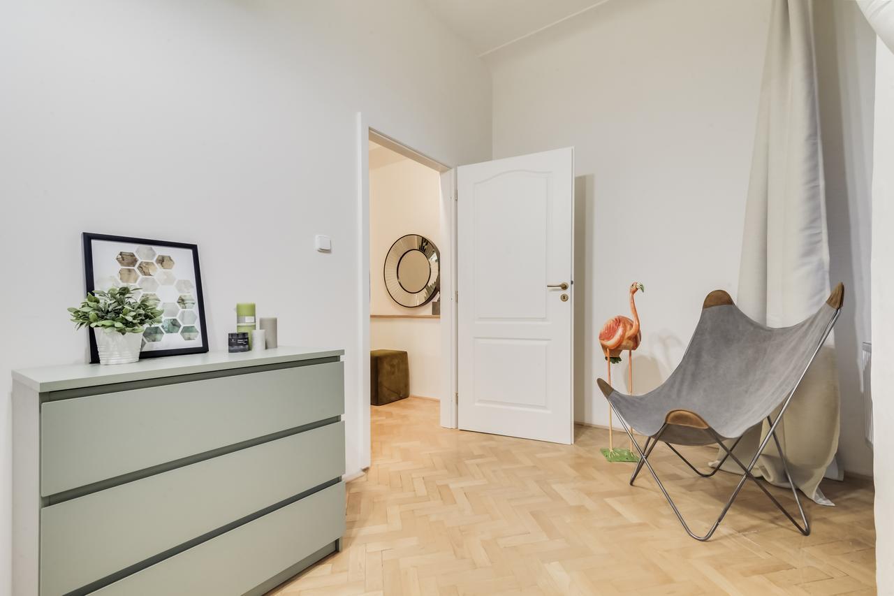 White & Woody Quadrio Apartments Apartment *
