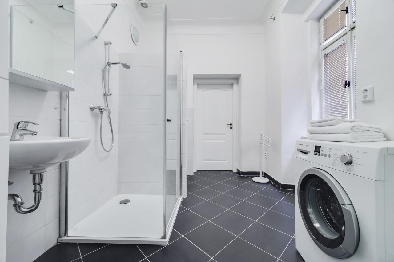 Apartment White & Woody Quadrio Apartments *