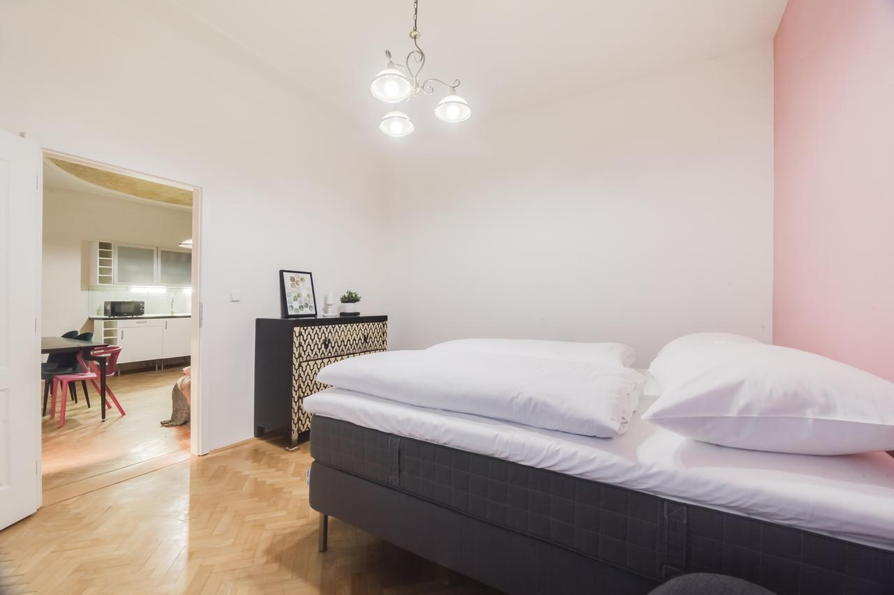 Apartment White & Woody Quadrio Apartments *