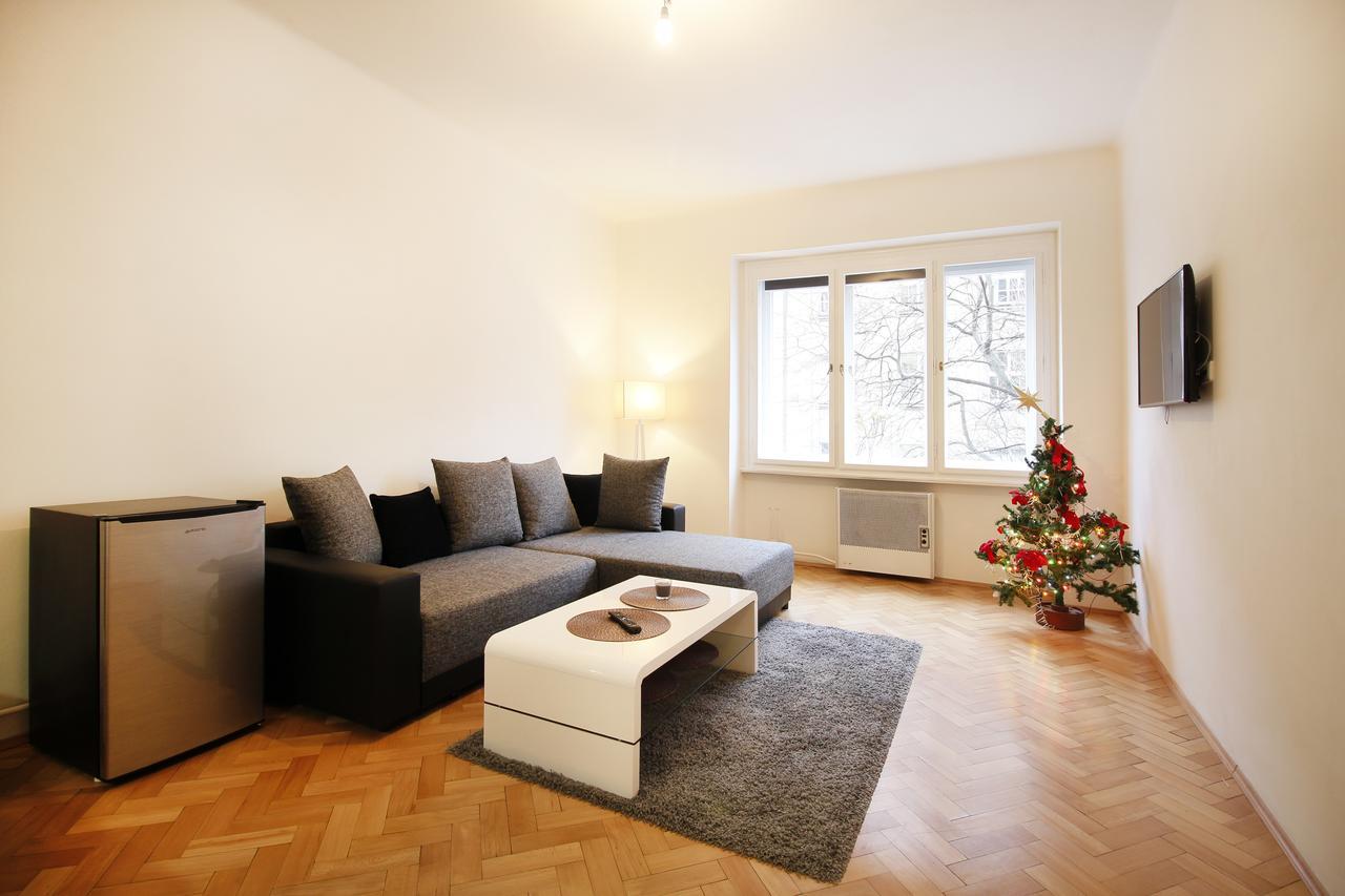 Deluxe Narodni Obrany 13 *