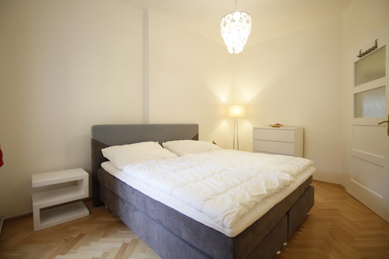 Deluxe Narodni Obrany 13