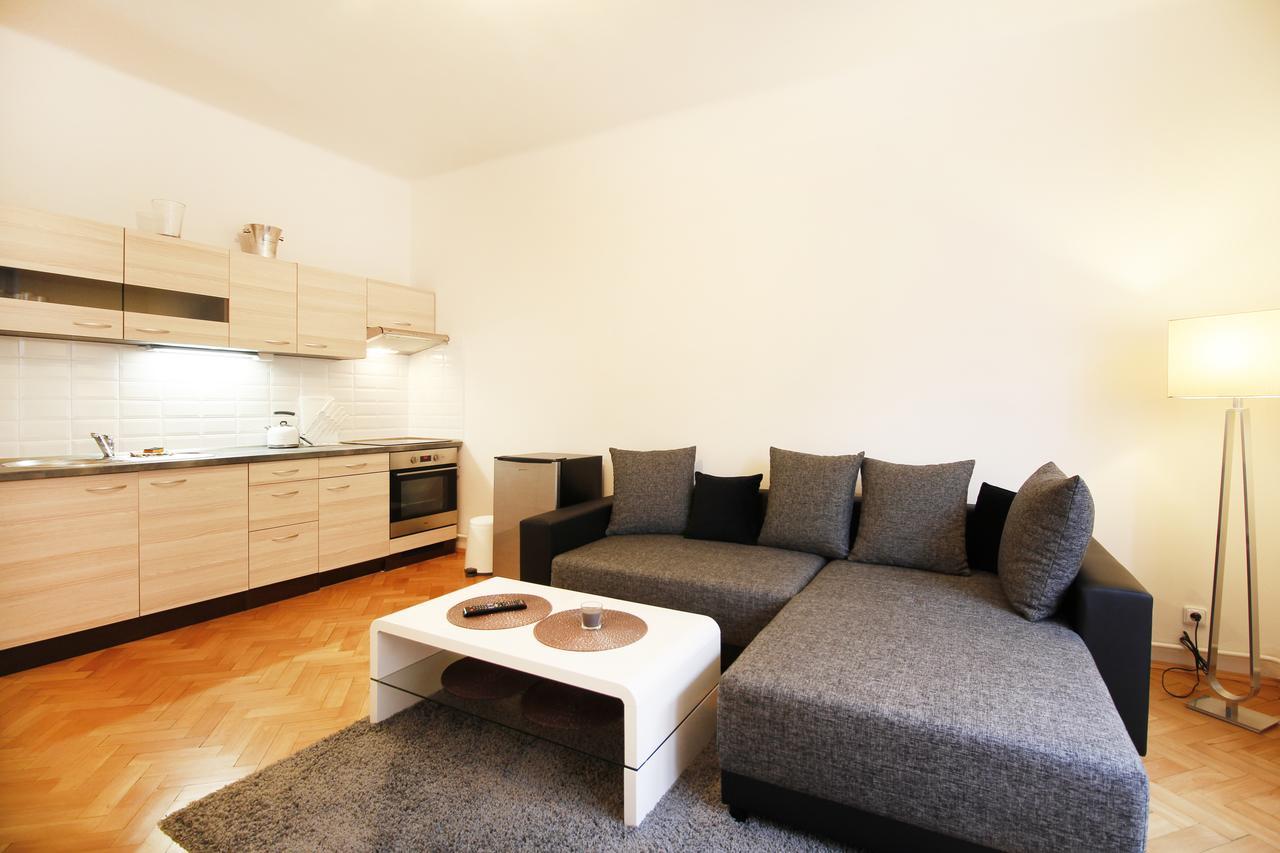Deluxe Narodni Obrany 13 *