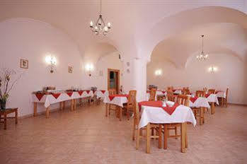 The Green Garland Otel *