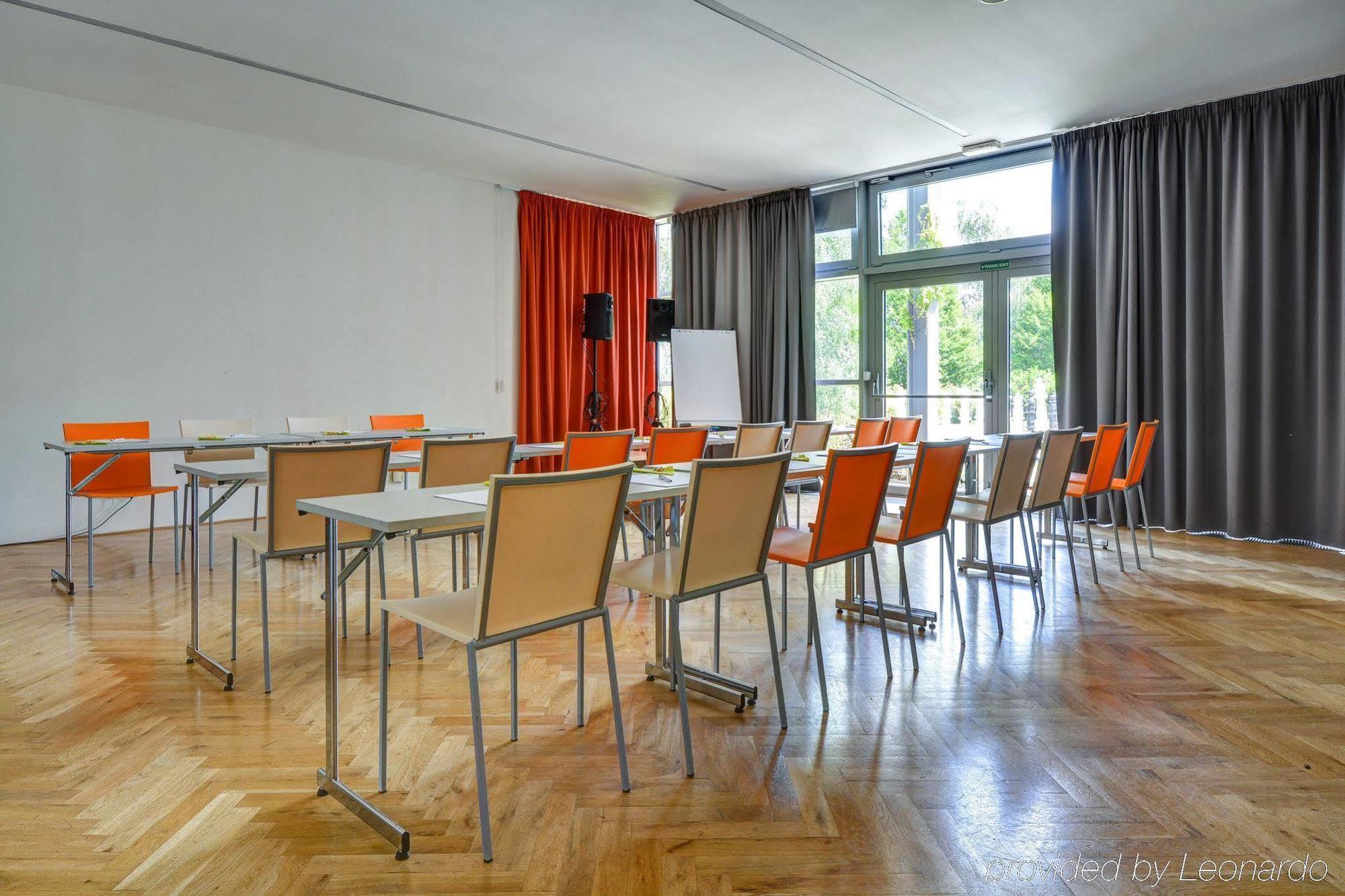 Airport By Ihg Otel 4*