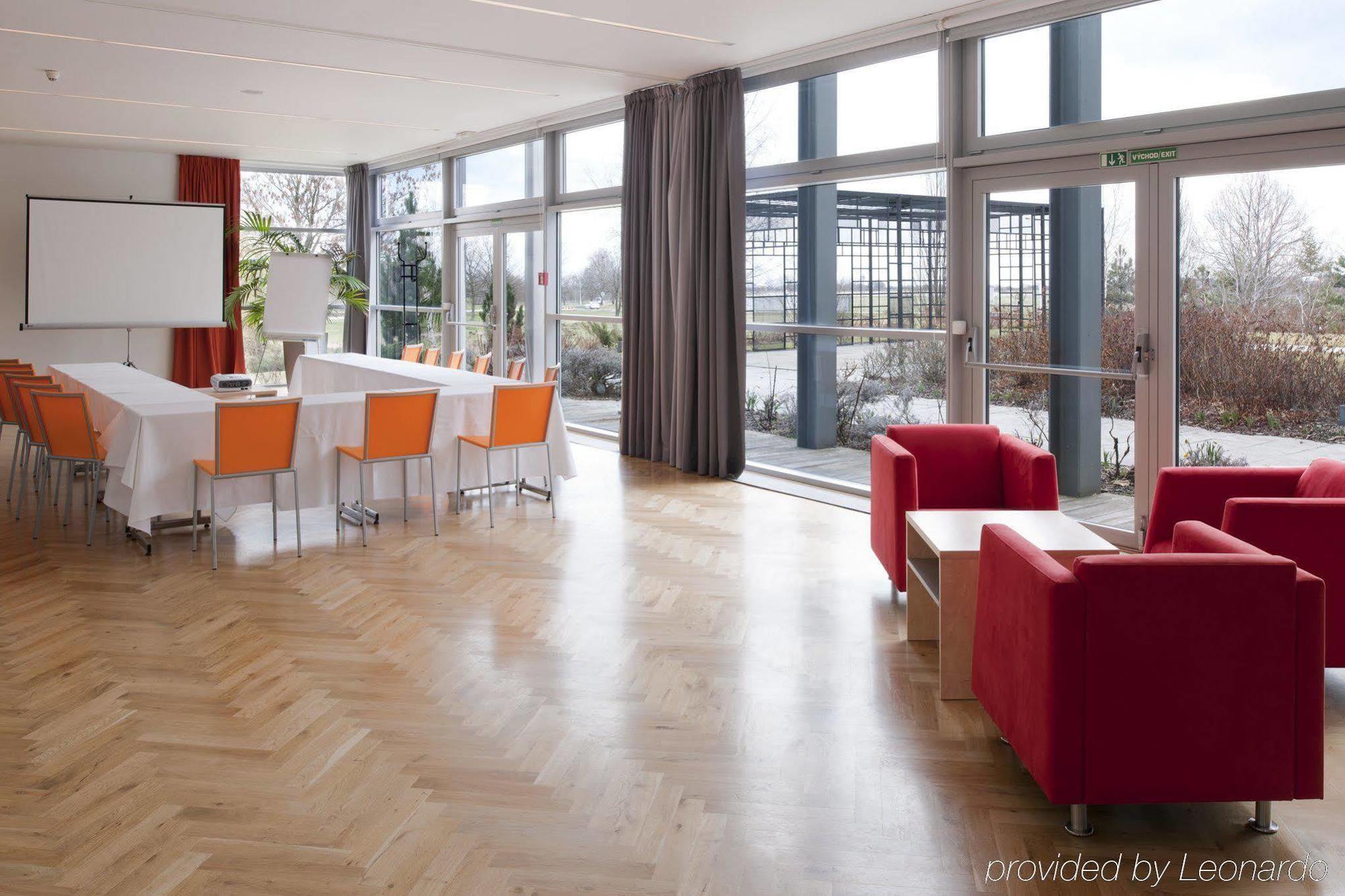 Airport By Ihg Otel Prag