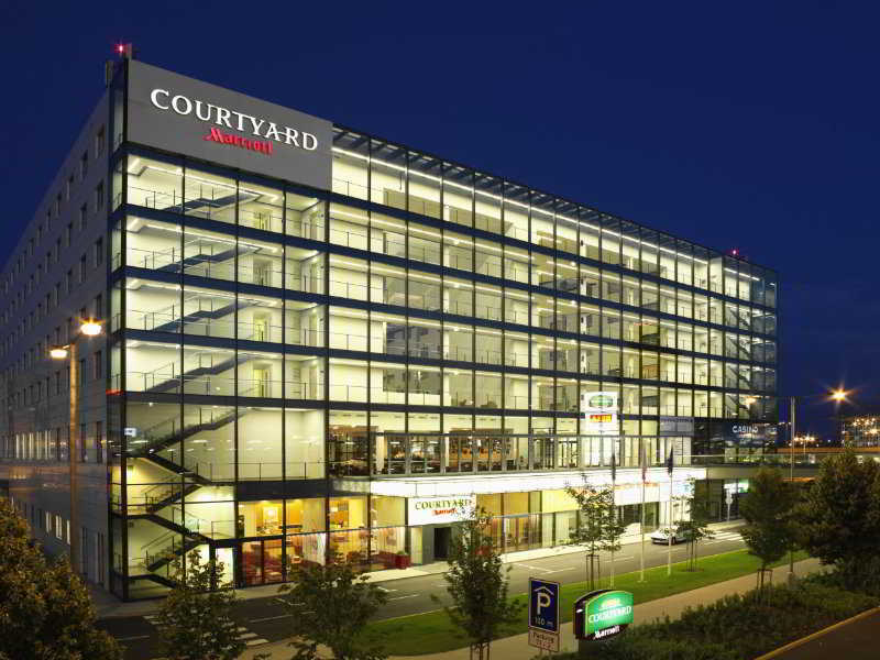 Courtyard By Marriott Airport Hotel