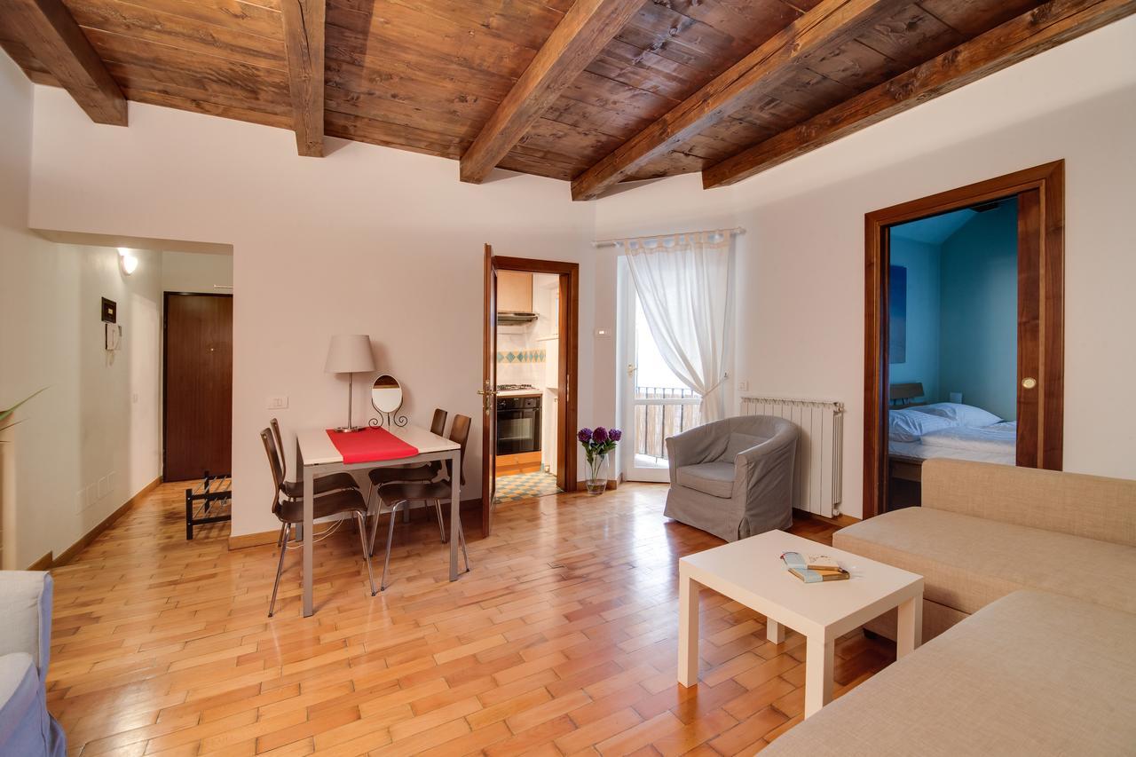 White & Woody Quadrio Apartments Apartment Prag