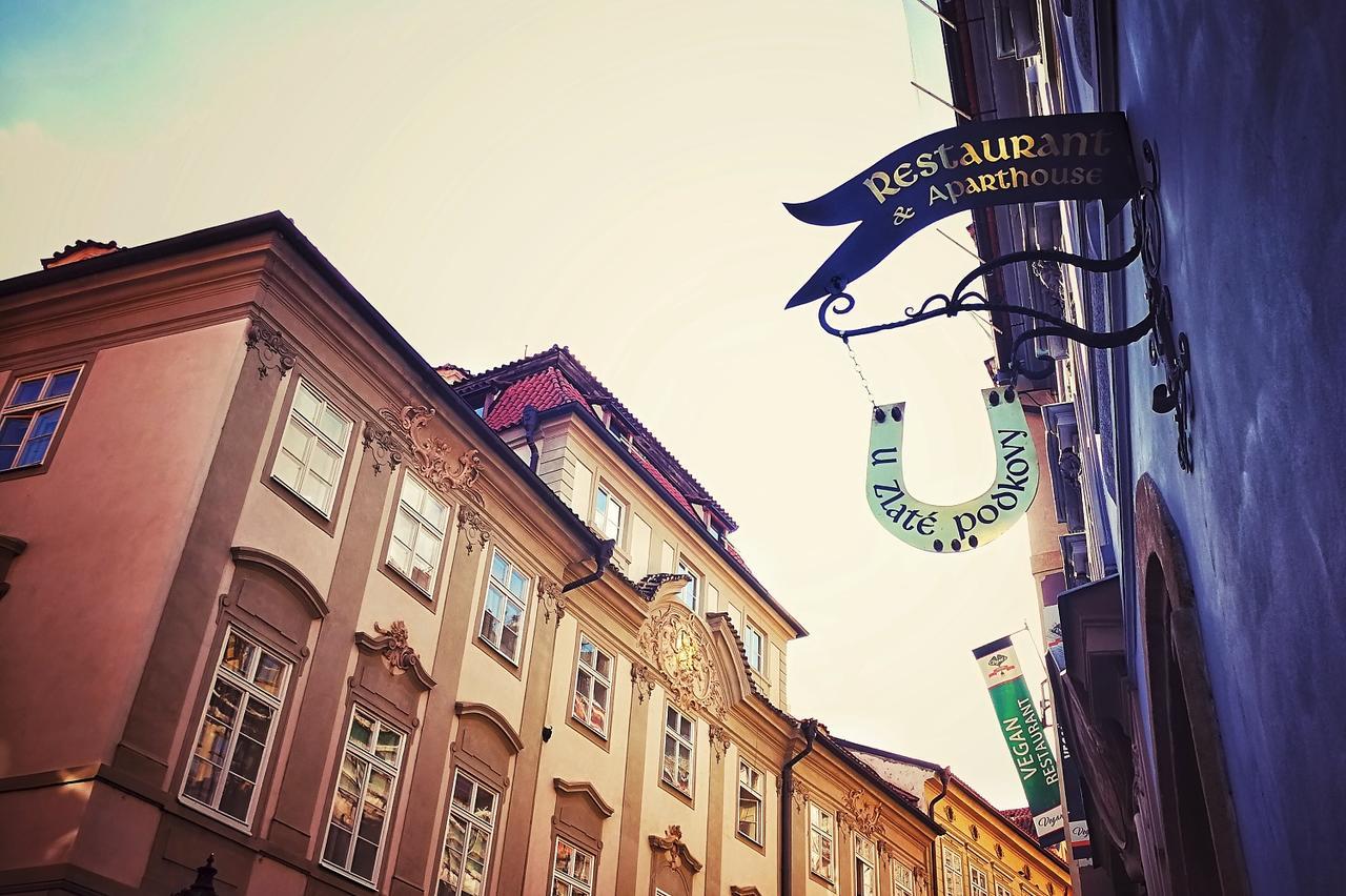 U Zlate Podkovy - At The Golden Horseshoe Daire