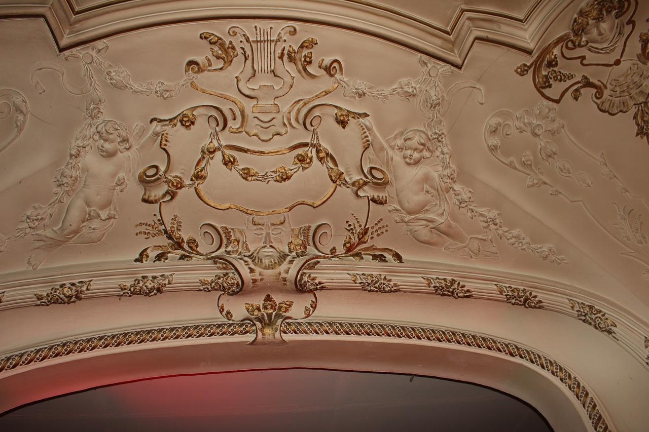 Youth Baroque Hall Hotel