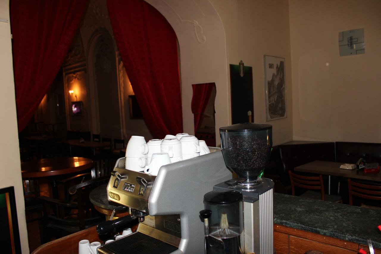 Youth Baroque Hall Hotel