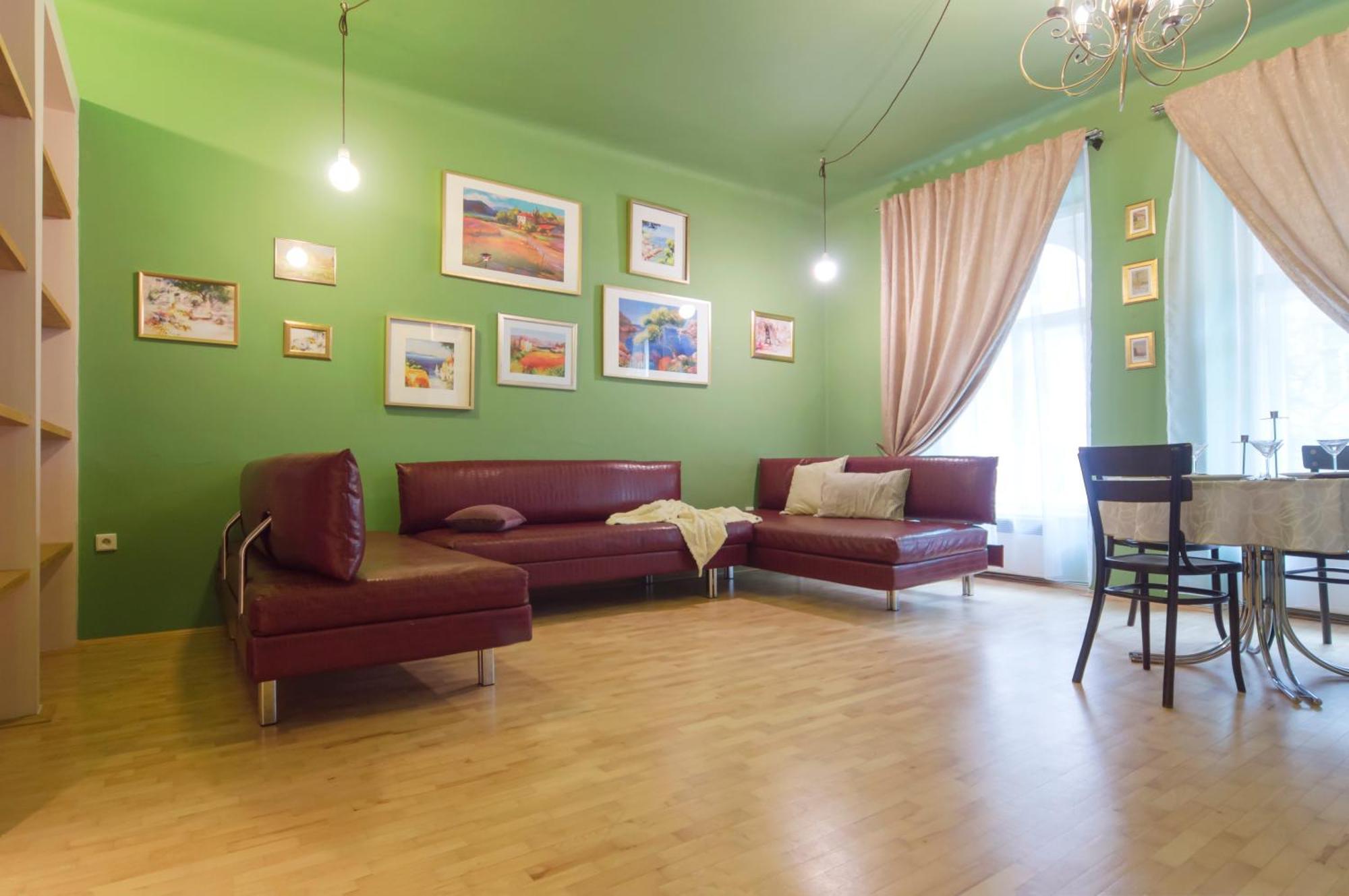 Modern Wenzigova 15 *