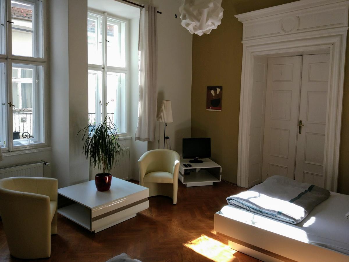 Tynska 7 * Prague