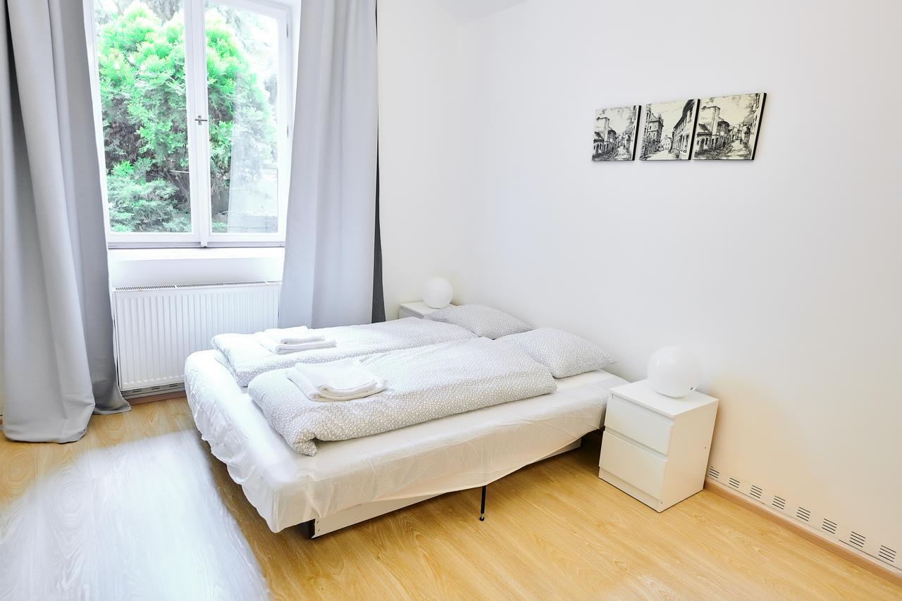 Zborovska Apartment *