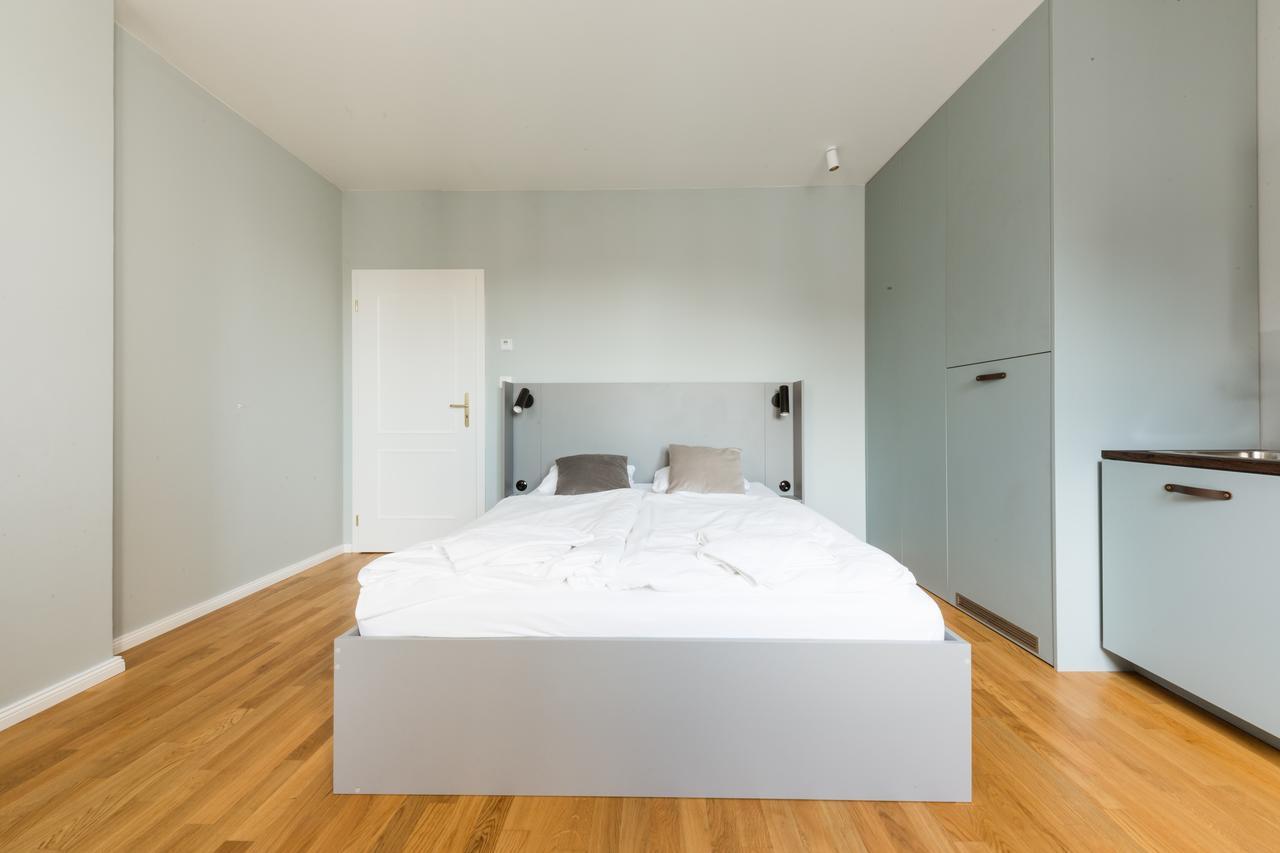 Days - Sunny Riverside With Terraces Apartment Prague