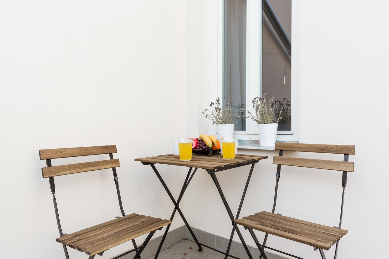 Days - Sunny Riverside With Terraces Daire