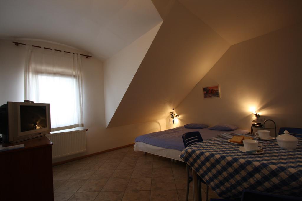 V Tunich Prague