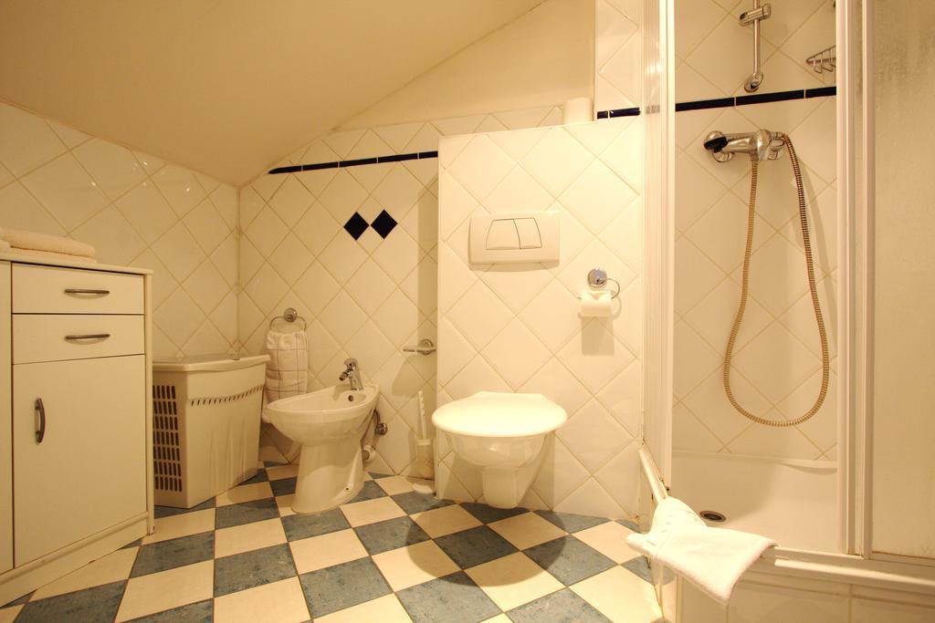 V Tunich Hostel