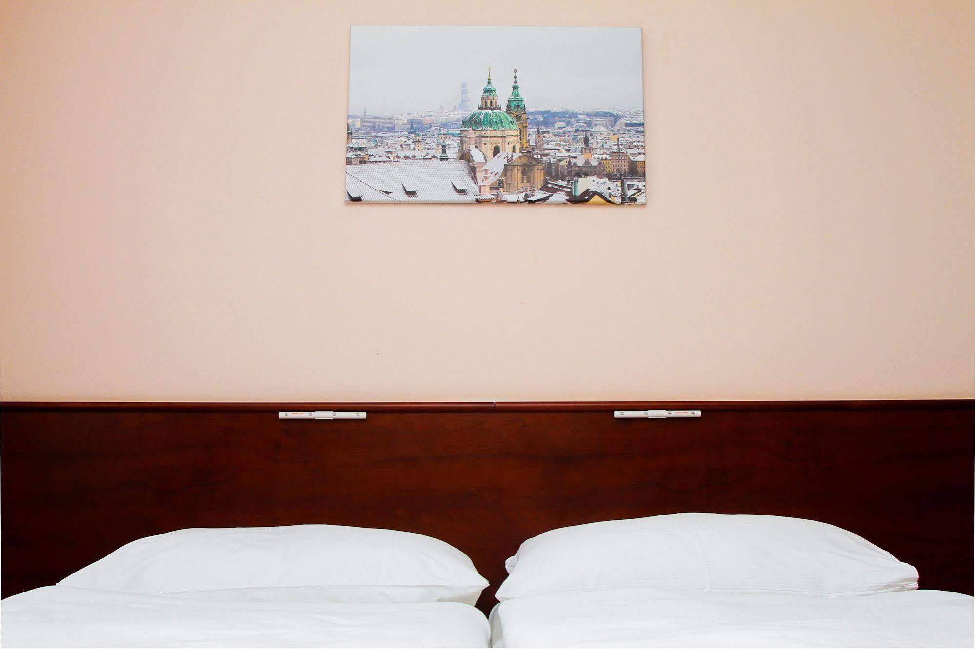 Hotel Inturprag 3*