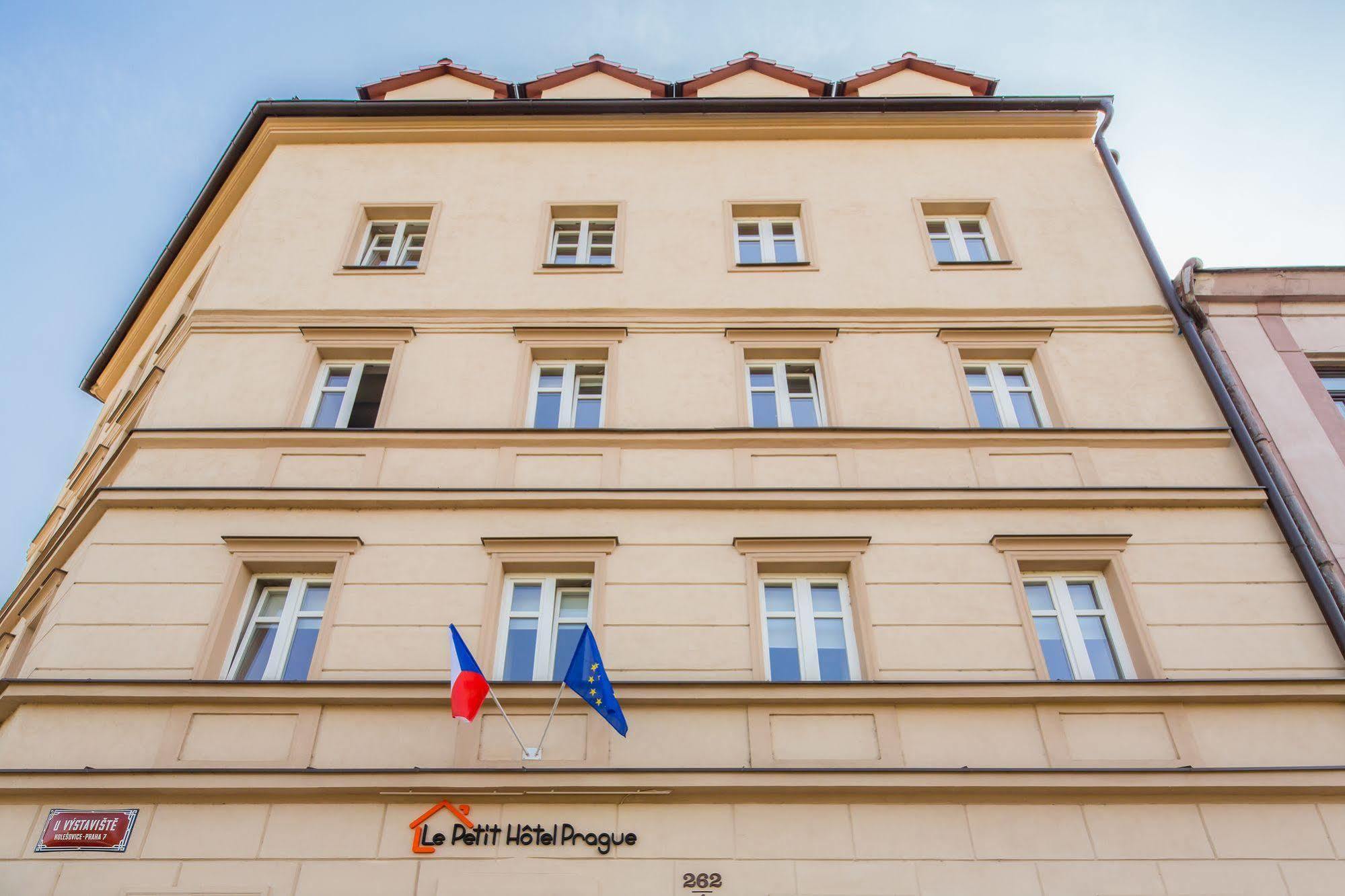 Le Petit Hotel