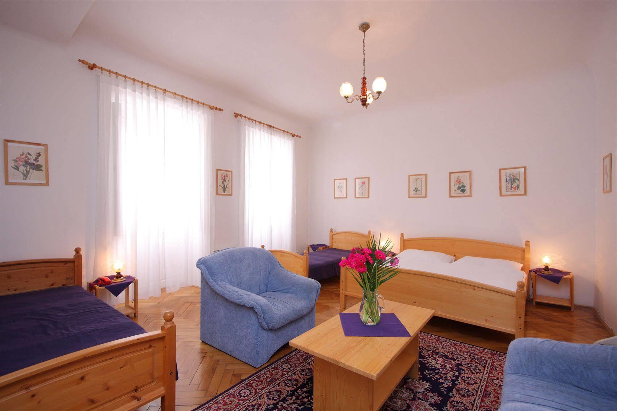 The Green Garland Otel *